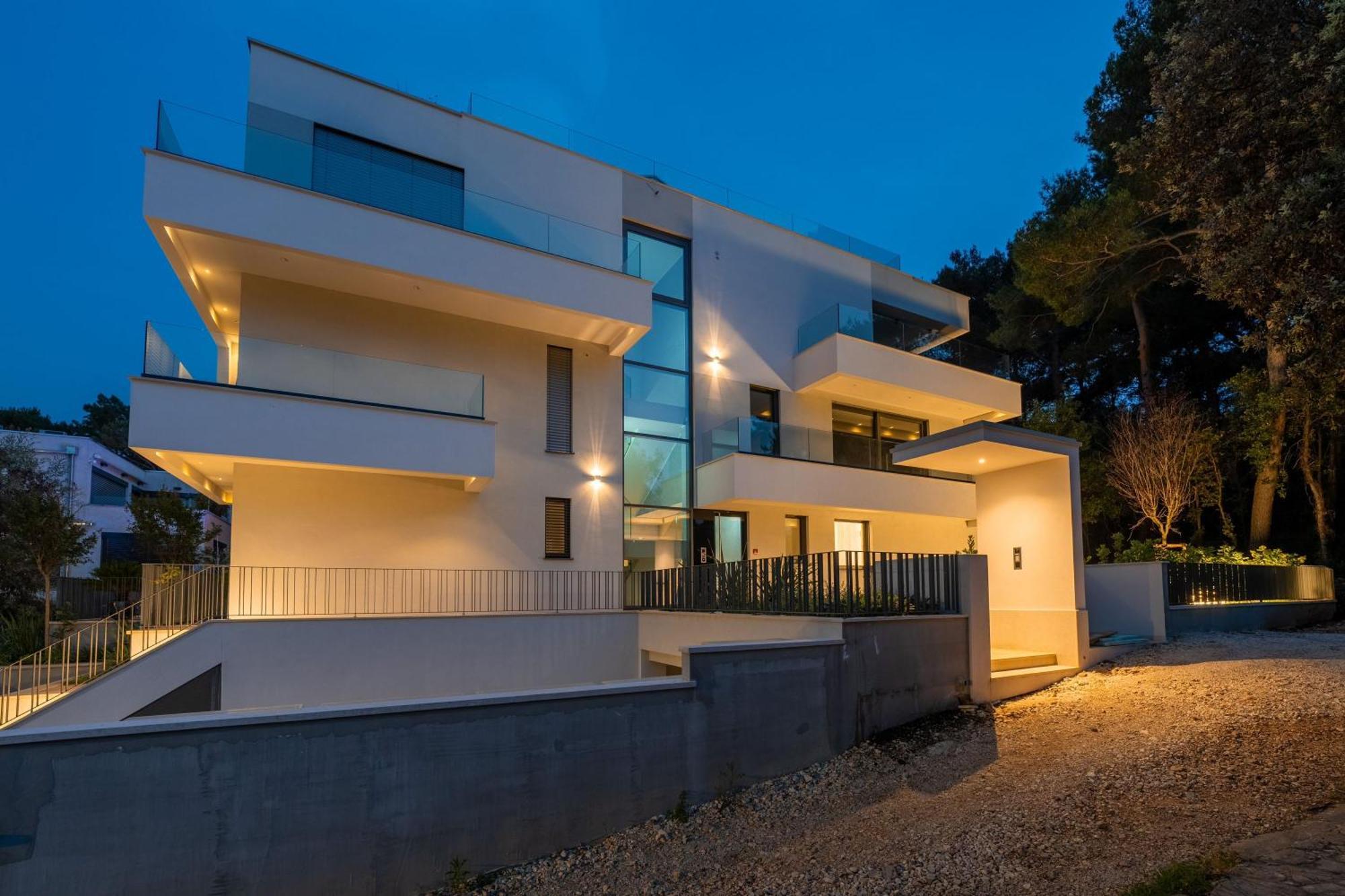 The Q Bliss - Your New 4-Star Hideaway With A Garage Ровінь Екстер'єр фото